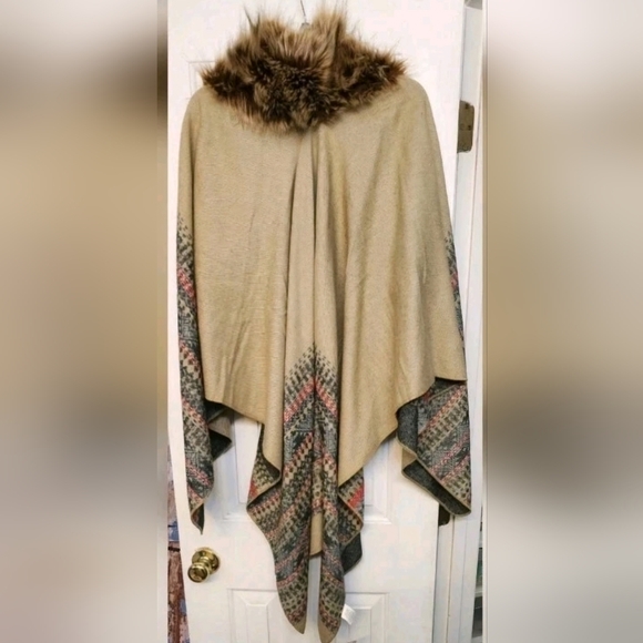 Boho Faux Fur Collar Poncho Wrap – Cozy Fall Shawl Cape in Tan & Plaid Neutral - Picture 4 of 6